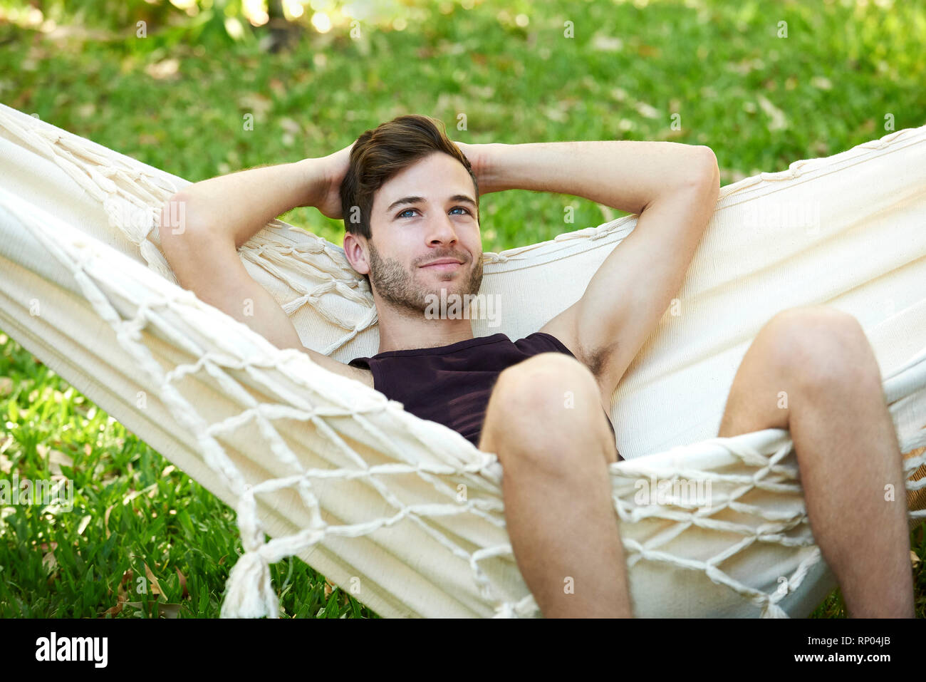 Joven relajándose en una hamaca Foto de stock