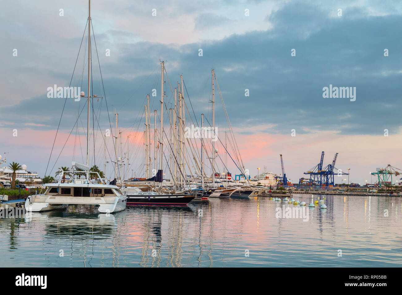 Construção De Veles E Aberturas Em Marina Valencia Espanha Foto Editorial -  Imagem de litoral, fachada: 237392336