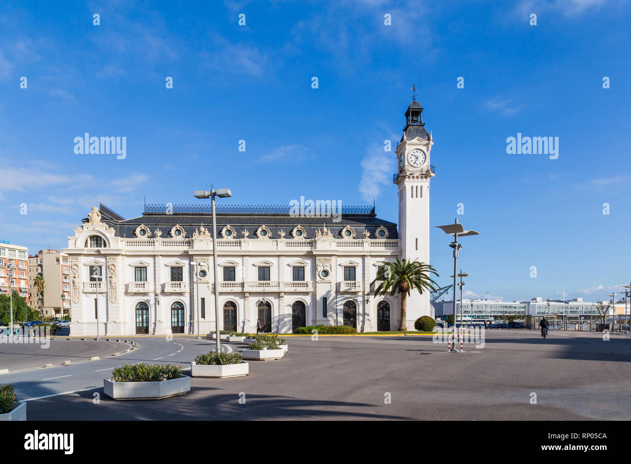 Edificio de la autoridad portuaria, con la torre del reloj en el puerto de  Valencia, España Fotografía de stock - Alamy