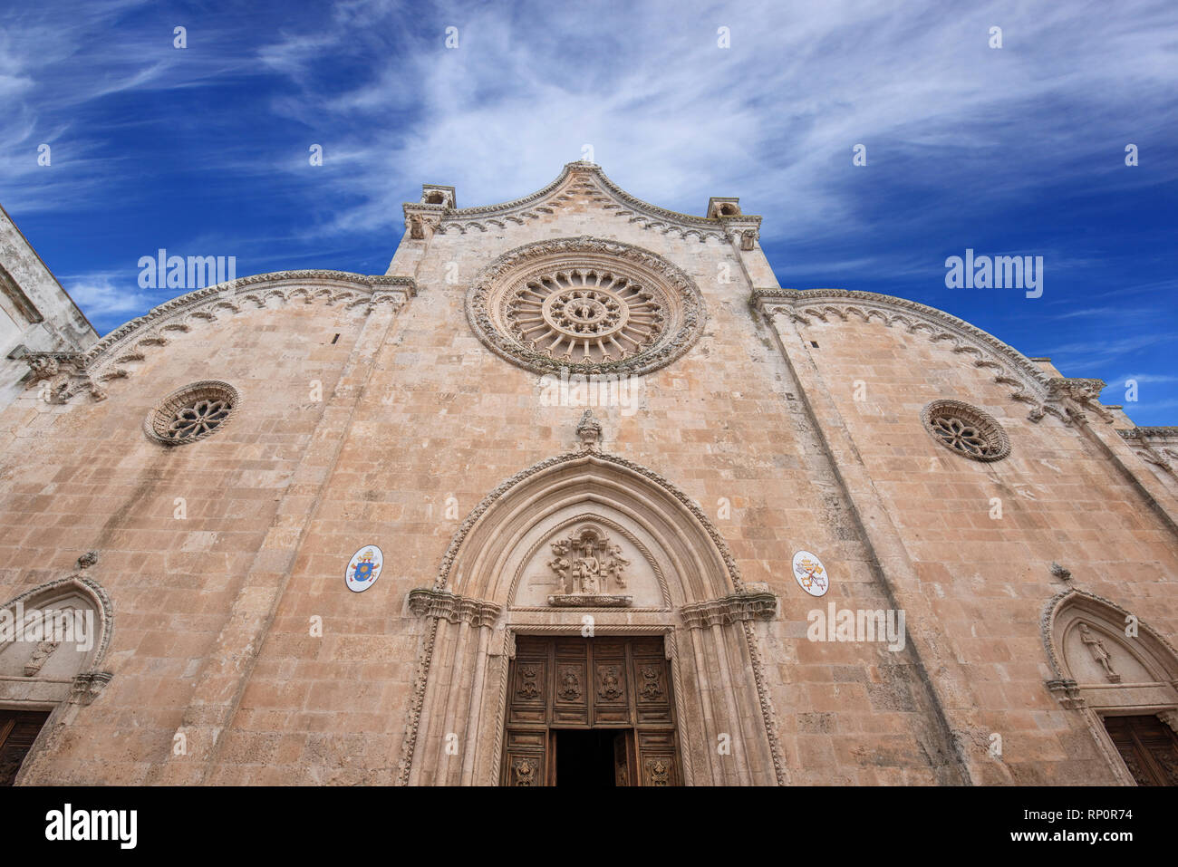 Catedral católica romana en Ostuni, Brindisi, Apulia - Puglia, Italia. La dedicación a la asunción de la Virgen María. Santa Maria Assunta Foto de stock