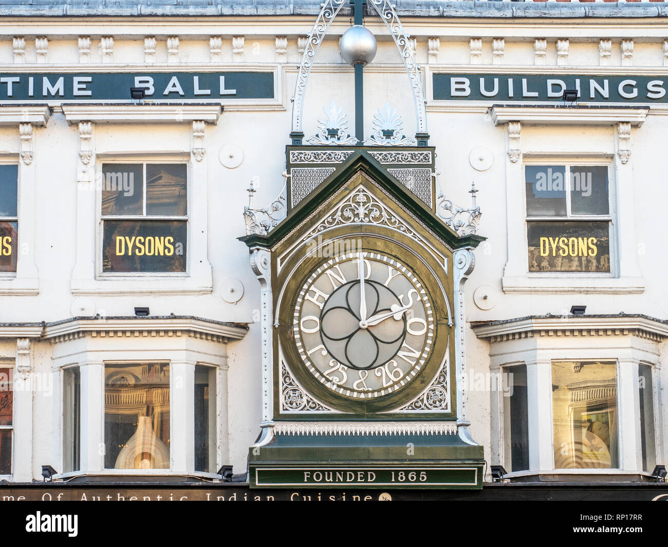 Bola de tiempo mostrando los edificios John Dyson reloj a las 25 y 26 Briggate Leeds, West Yorkshire, Inglaterra Foto de stock