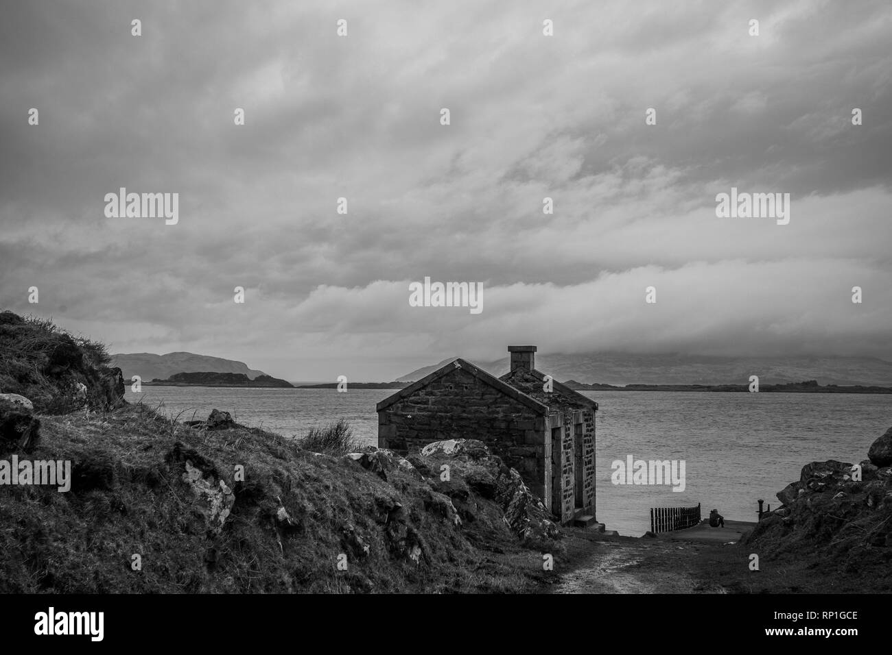 Viejas piedras talladas y Cruz en Iglesia en Escocia Foto de stock