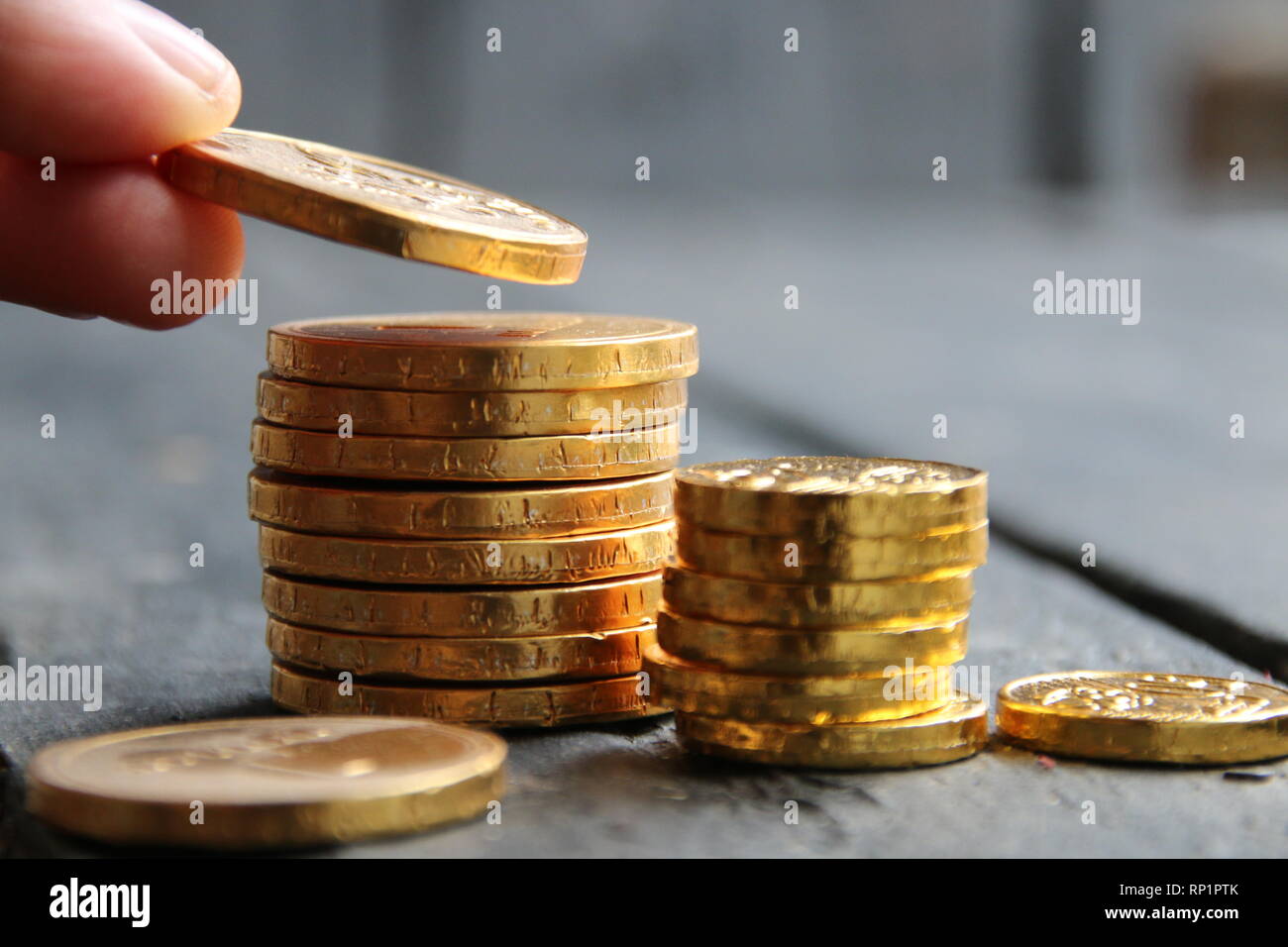 Elevar los ingresos idea, monedas de oro sobre la mesa. Foto de stock
