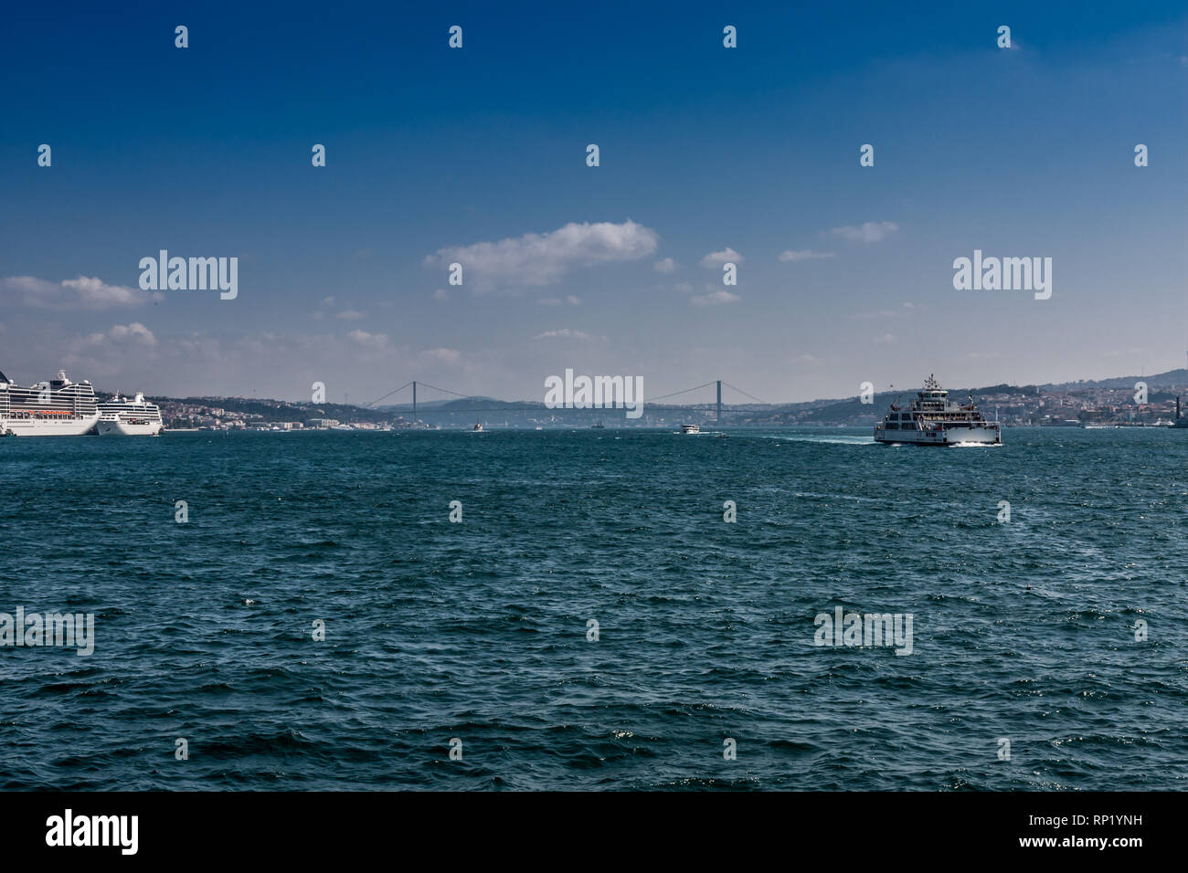 Una vista del Puente de los Mártires del 15 de julio y el estrecho del Bósforo, Estambul Foto de stock