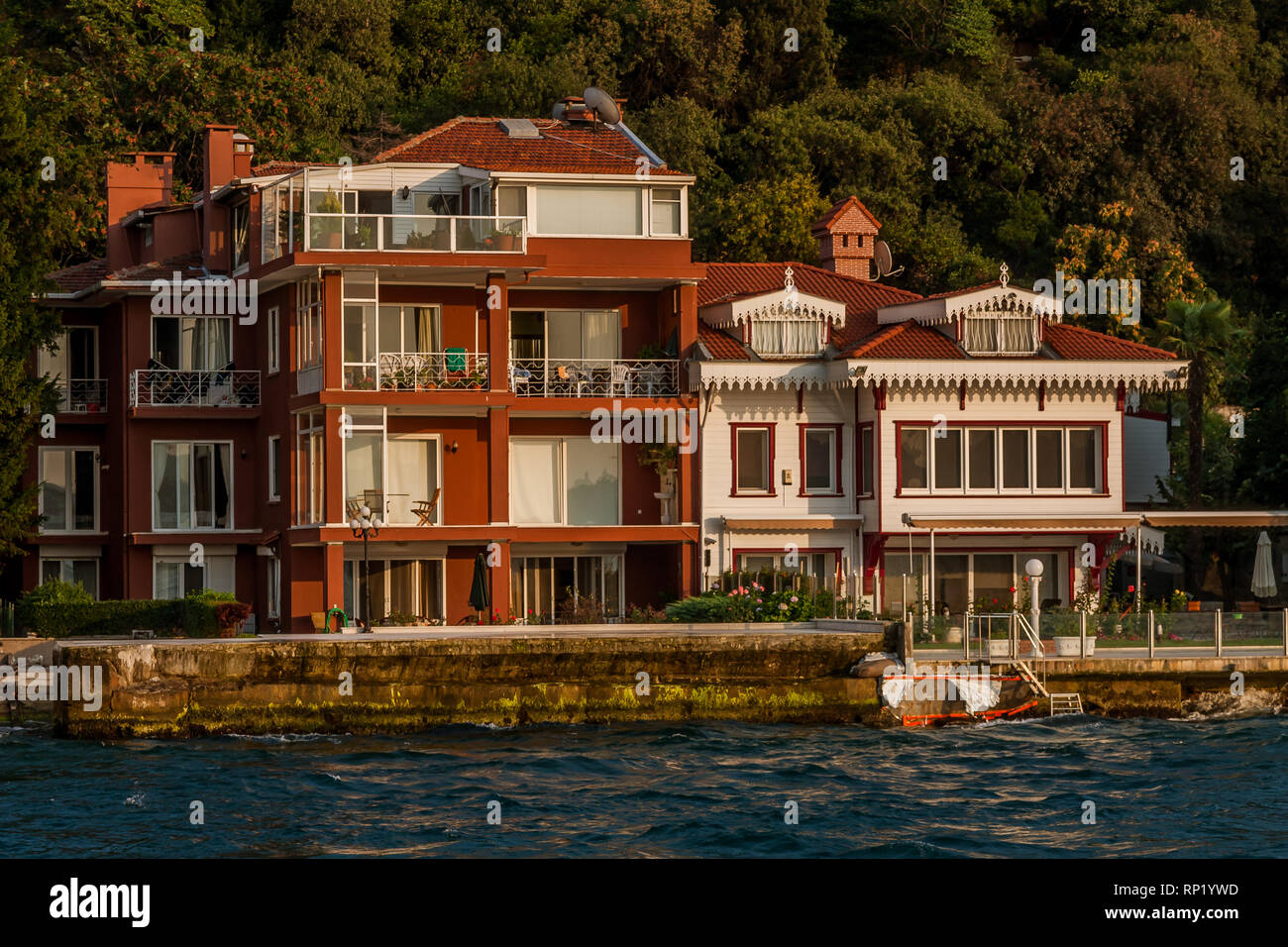 Era otomana villas y edificios de poca altura, en la costa asiática del estrecho del Bósforo, Estambul Foto de stock