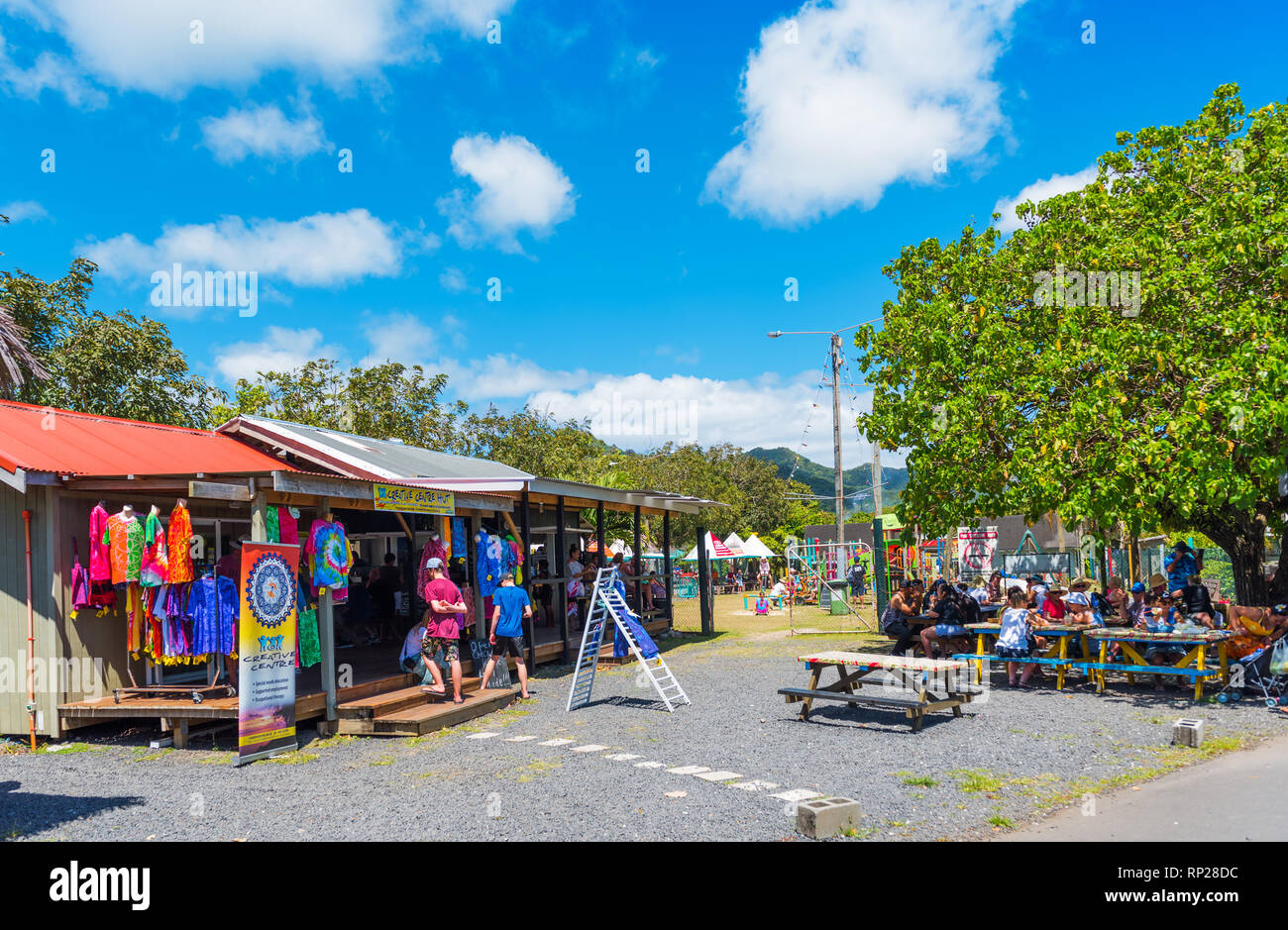 ARUTANGA, Aitutaki, ISLAS COOK - 30 de septiembre de 2018: Vista de la  construcción de un local de tienda de ropa. Espacio para el texto copia  Fotografía de stock - Alamy