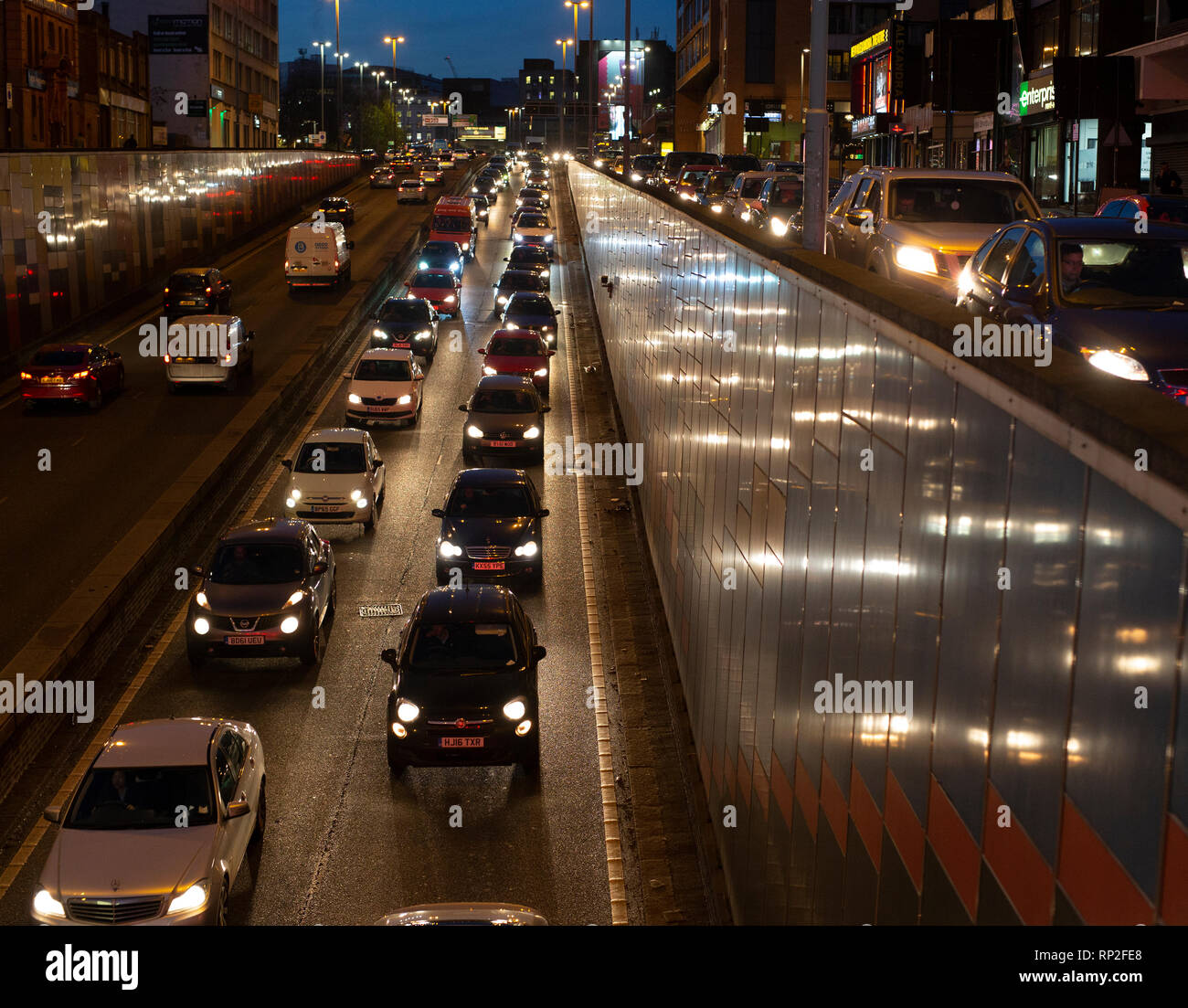 La hora pico de tráfico en el centro de la ciudad de Birmingham, Reino Unido Foto de stock
