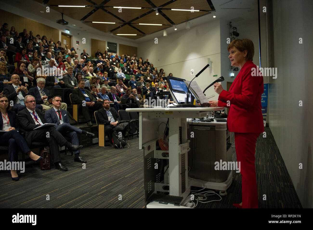 Glasgow, Reino Unido. 20 de febrero de 2019. Primer Ministro, Nicola Sturgeon, le declara la guerra a los plásticos entregando su discurso inaugural en la Conferencia Marítima Internacional de Escocia en Glasgow. Crédito: Colin Fisher/Alamy Live News Foto de stock