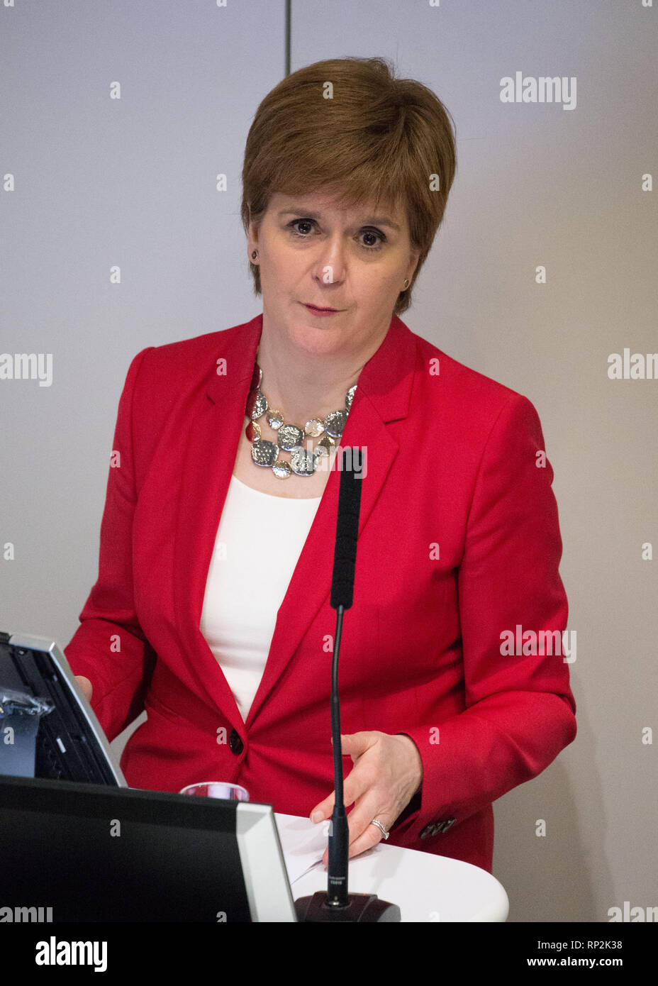 Glasgow, Reino Unido. 20 de febrero de 2019. Primer Ministro, Nicola Sturgeon, le declara la guerra a los plásticos entregando su discurso inaugural en la Conferencia Marítima Internacional de Escocia en Glasgow. Crédito: Colin Fisher/Alamy Live News Foto de stock