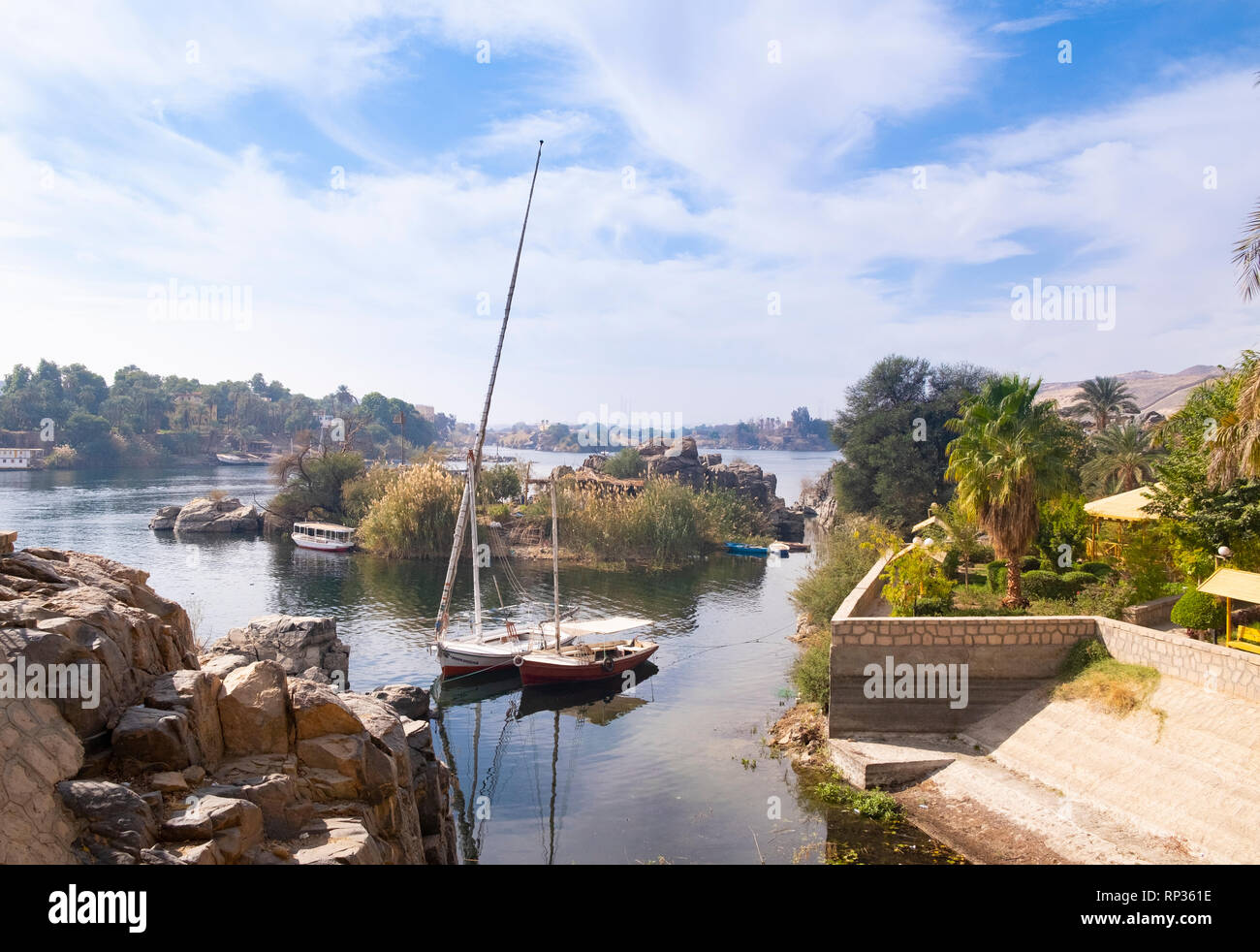 Felucca barcos amarrados cerca de la isla en el río Nilo, cerca de Asuán, Egipto Foto de stock