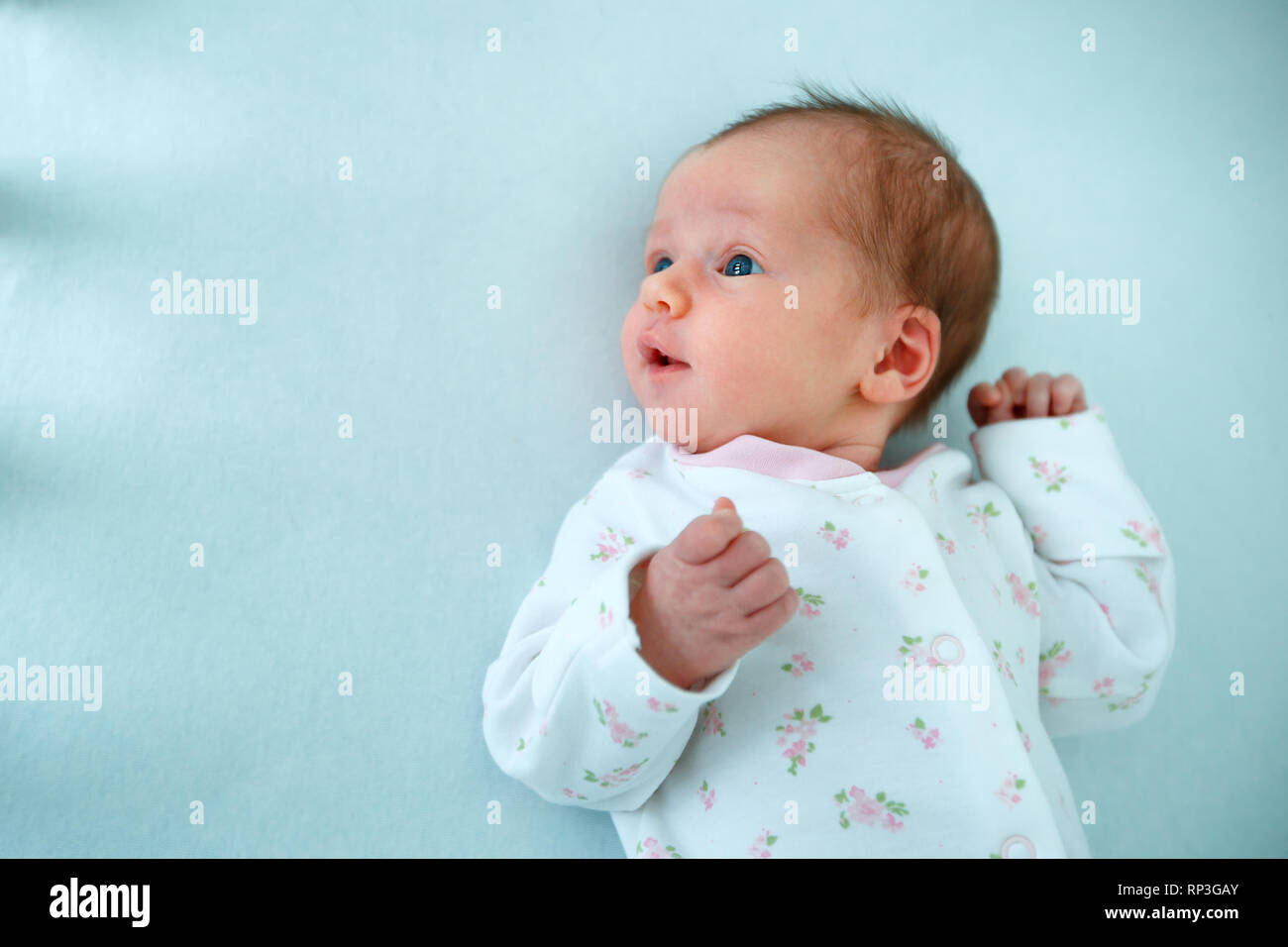 Linda niña de dos semanas en la cuna Foto de stock