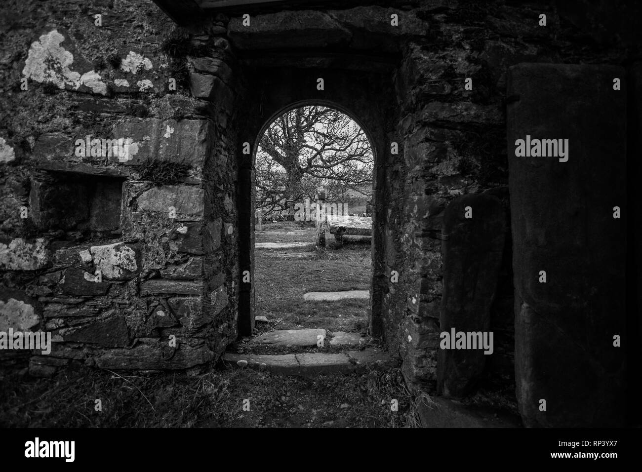 Viejas piedras talladas y Cruz en Iglesia en Escocia Foto de stock