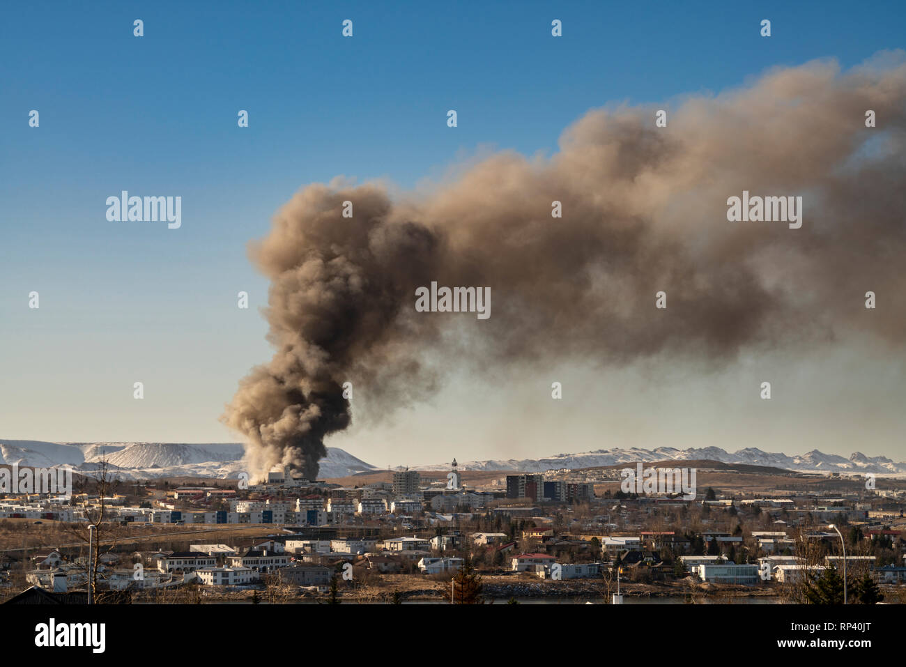Humo de un edificio en llamas, visto desde una distancia, Reykjavik, Iceland Foto de stock