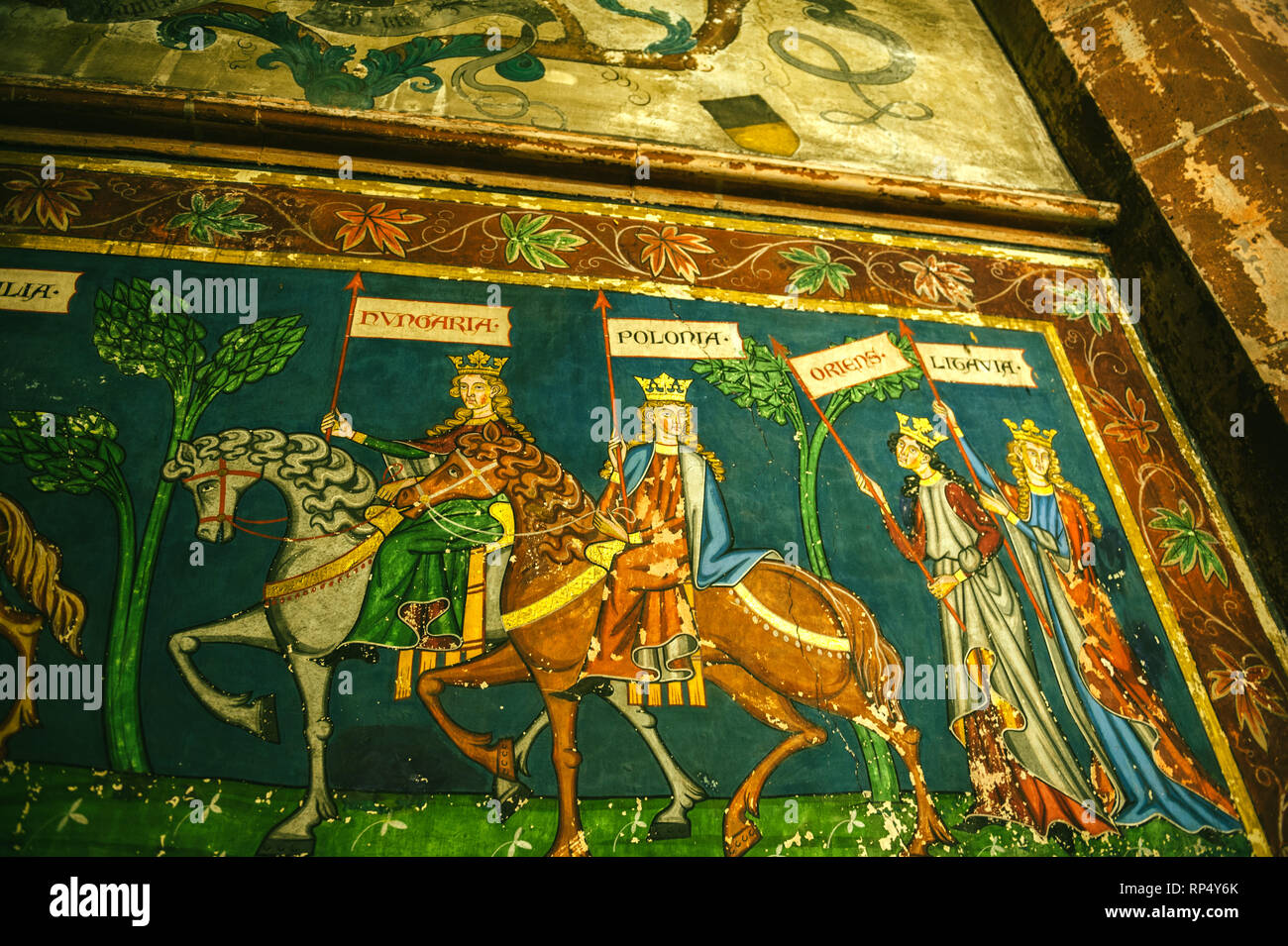 Fragmento de una antigua iglesia fresque en francés con knighthoods en caballos sosteniendo banderas con nombres antiguos de países europeos Foto de stock