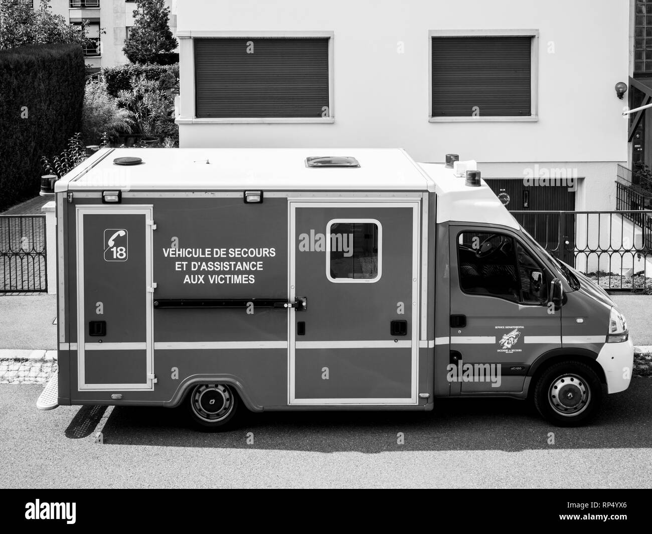 París, Francia - 26 Aug, 2017: Vista desde arriba del servicio de emergencia ayuda a los paramédicos van - estacionado en ciudad francesa - blanco y negro Foto de stock