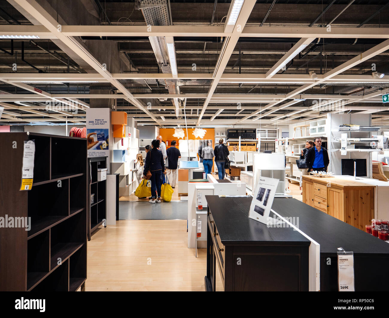 París, Francia - sep 9, 2017: un grupo de personas dentro de la compra de  muebles de IKEA diversos objetos para su hogar y habitación libing  Fotografía de stock - Alamy