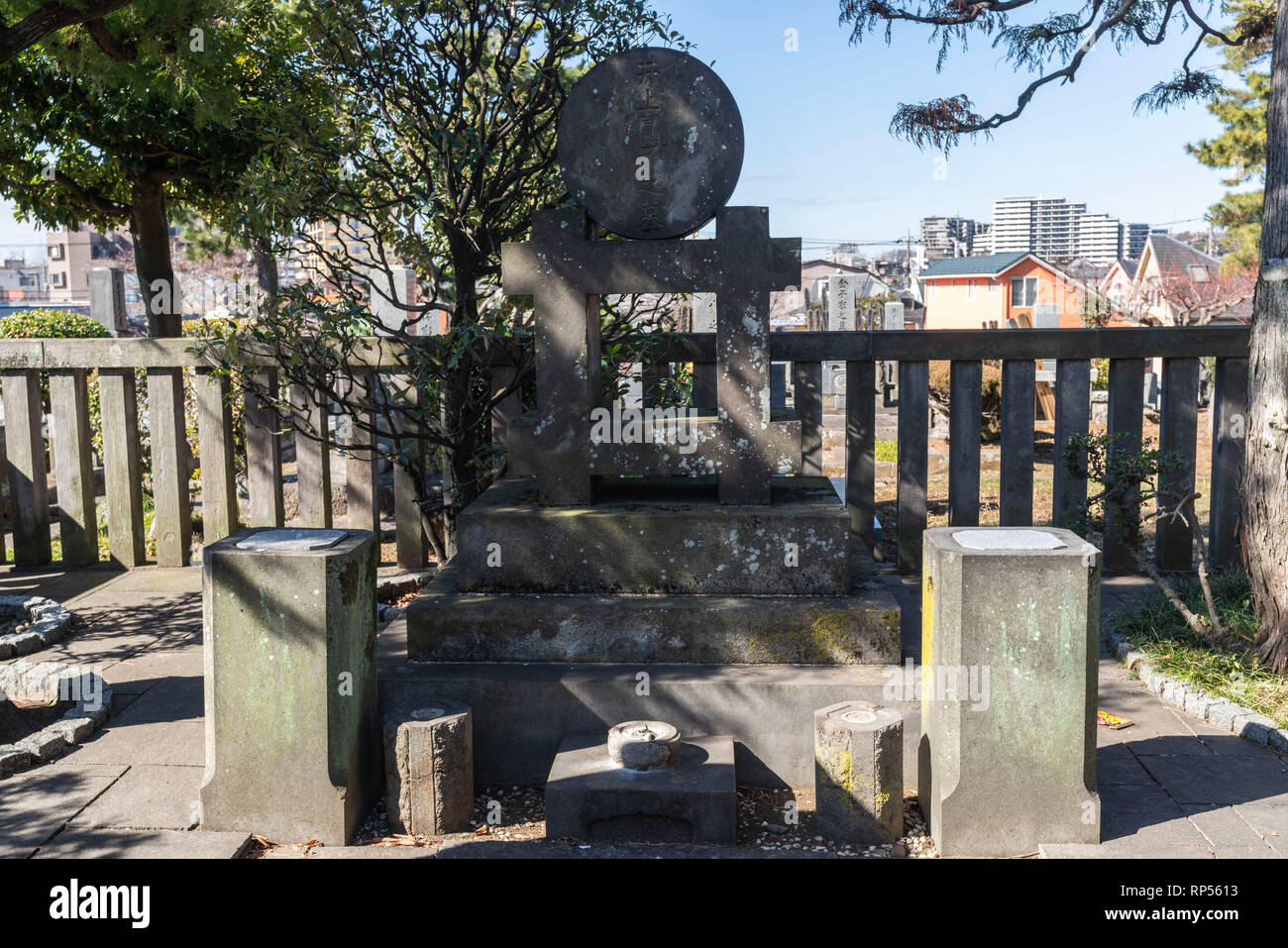 Tumba de Enryo Inoue ( 1858 1919 ), filósofo japonés, reformador