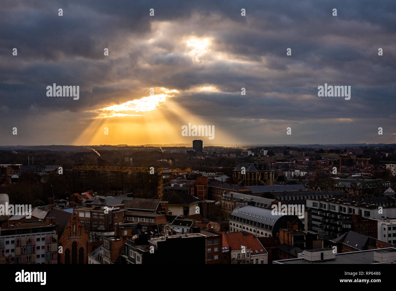 Sun rompiendo las nubes sobre la ciudad de Leuven, Bélgica. Foto tomada en la torre de la biblioteca universitaria en Ladeuzeplein Foto de stock