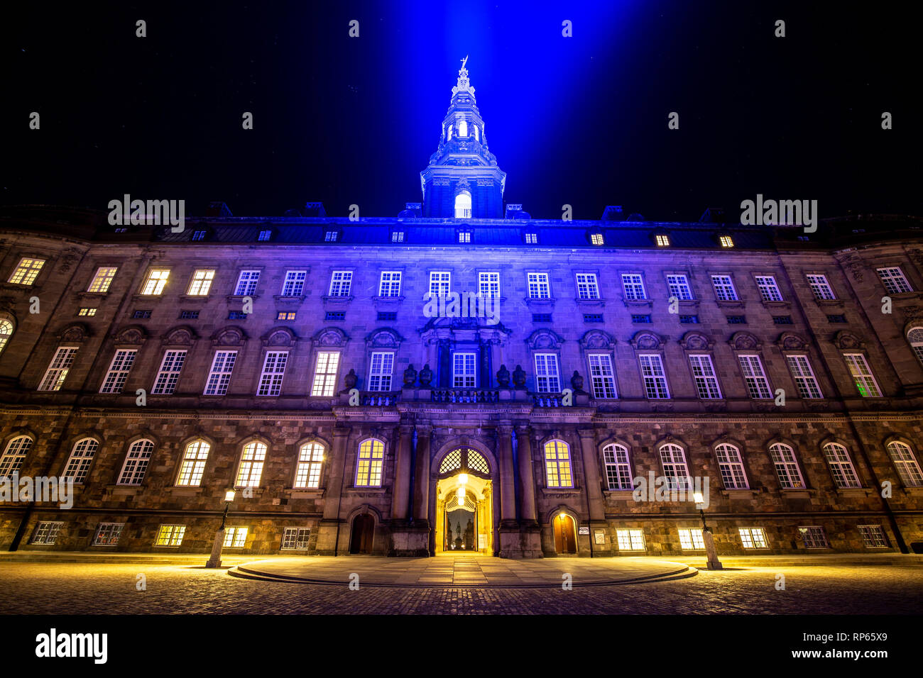 Palacio de Christiansborg en Copenhague durante el Festival de la Luz 2019 Foto de stock