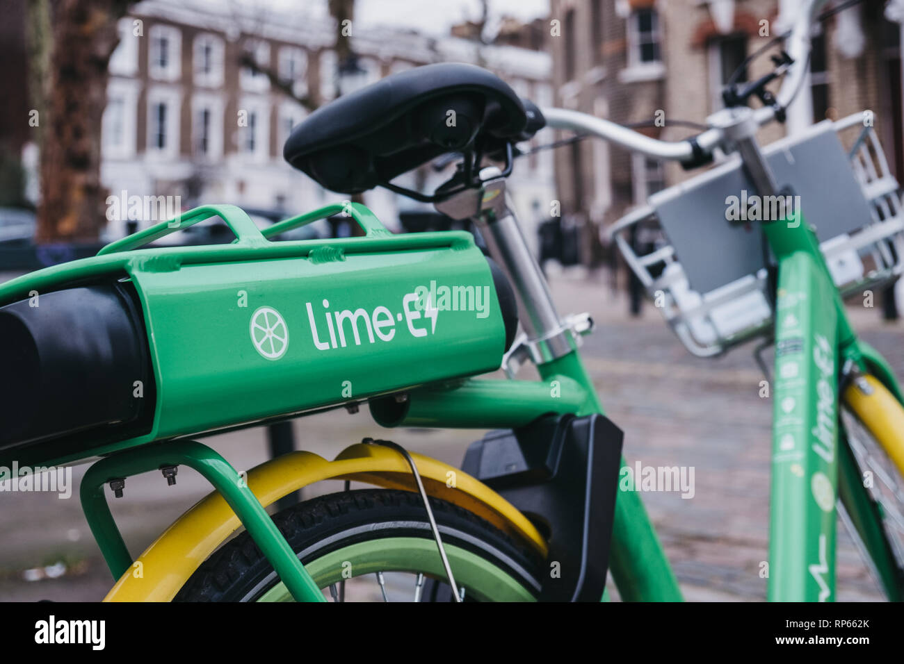 Londres, Reino Unido - 16 de febrero de 2019: Dockless lime E bicicleta eléctrica en una calle de Primrose Hill, Londres. Compartir bicicleta cal, compañía de California transpor Foto de stock