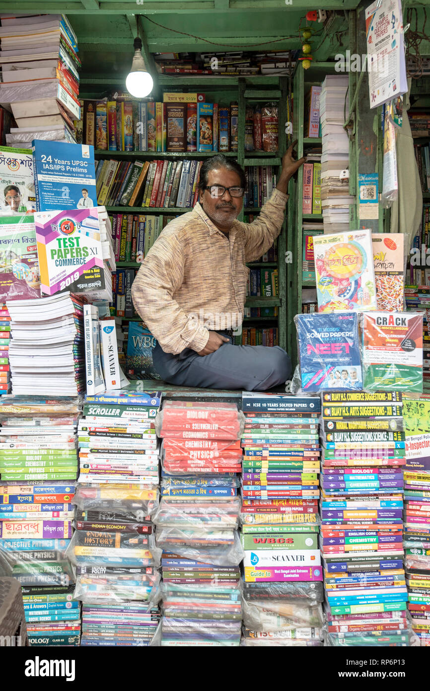 Vendedor de libros educativos en Kolkata posando para la cámara en su puesto. Foto de stock