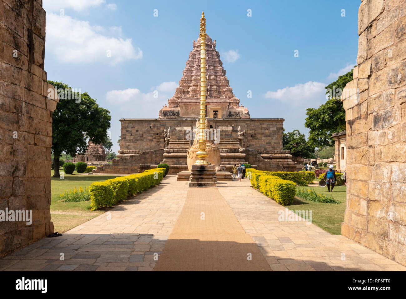 La entrada principal del Templo Brihadisvara en Gangaikonda Cholapuram con turistas que visitan en un día soleado con el cielo azul. Foto de stock