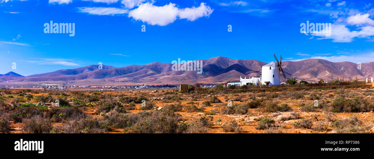 Fuerteventura Viajes - paisajes pintorescos de la isla volcánica, vista con molino de viento tradicional. Islas Canarias Foto de stock