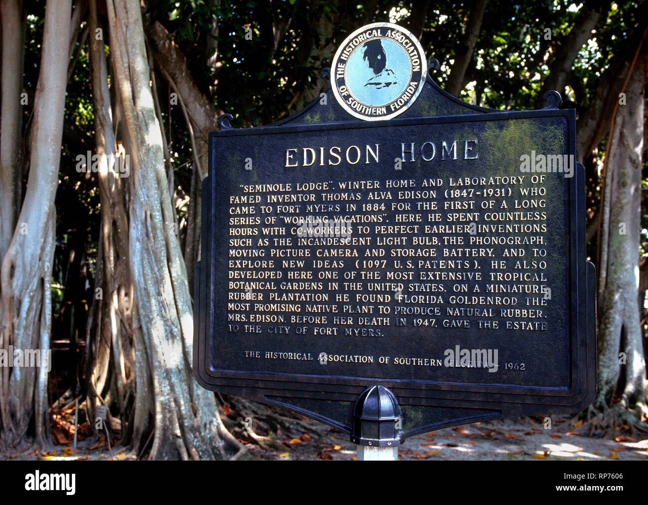 En medio de las raíces aéreas de antiguos árboles banyan, un signo describe Vintage 1880 casa de invierno y el laboratorio del famoso inventor Thomas Alva Edison en Fort Myers, Florida, EE.UU.. Esas estructuras son ahora parte de un vasto museo histórico donde los turistas pueden ver y aprender acerca de algunas de las invenciones más famosas de Edison, incluyendo la bombilla incandescente, fonógrafo, imagen en movimiento y el almacenamiento de la batería de la cámara. Edison's friend, fabricante de automóviles Henry Ford, compró una casa contigua en 1916 y hoy es parte de los 21 acres y Edison Ford Winter Estates que incluyen vastos jardines botánicos. Foto de stock