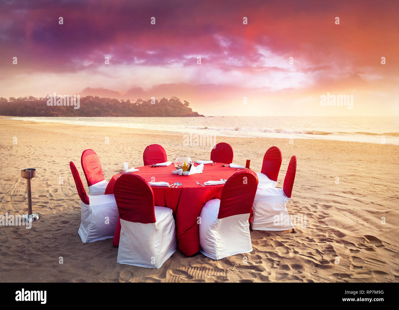 Bellísima y romántica boda roja Tabla de playa tropical al atardecer morado Foto de stock