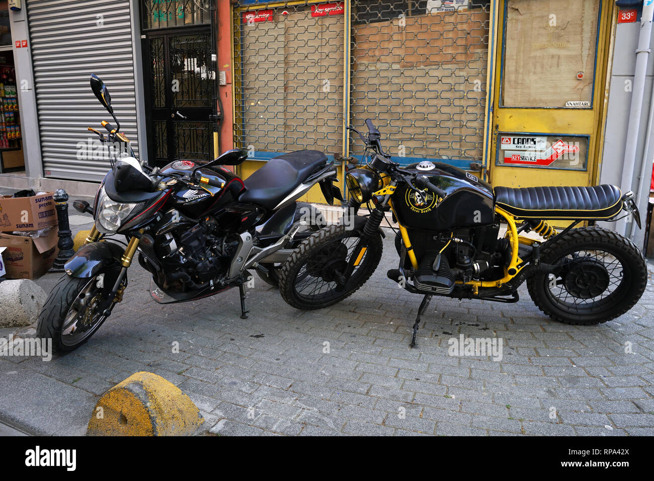 Estambul, Turquía - Mayo 1, 2018 : una motocicleta Honda y un desconocido  estilo cafe racer moto están estacionados en frente de una tienda en  Estambul Fotografía de stock - Alamy