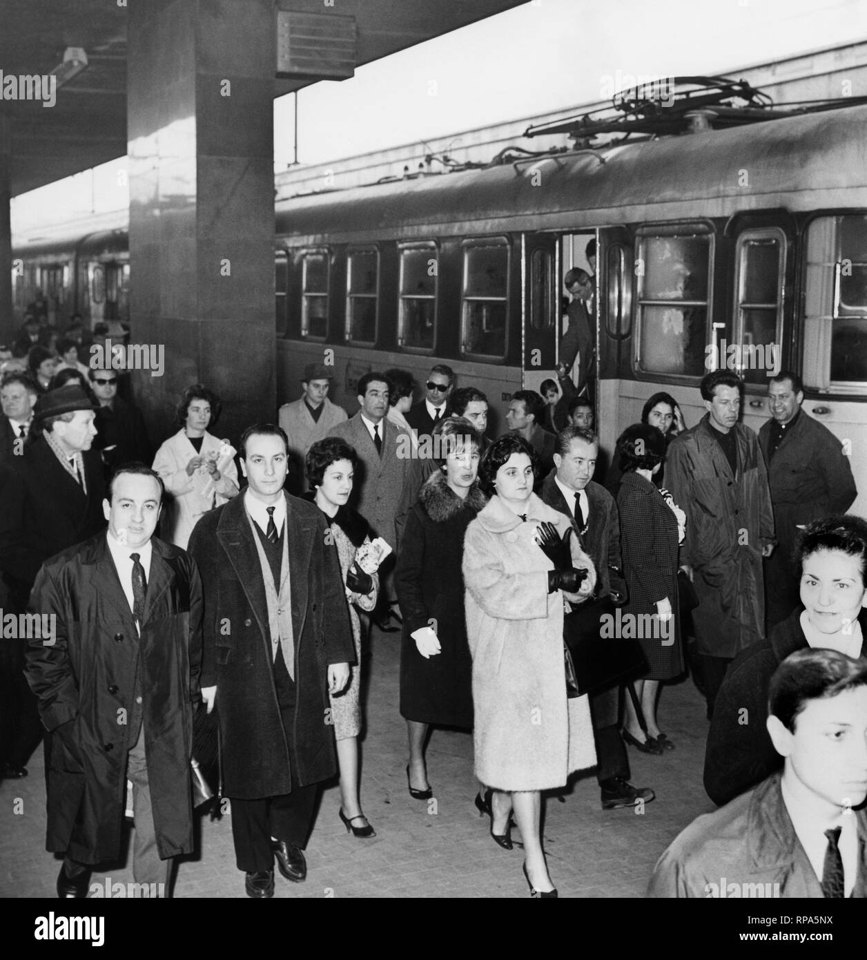 Los trabajadores de la estación, Italia 1962 Foto de stock