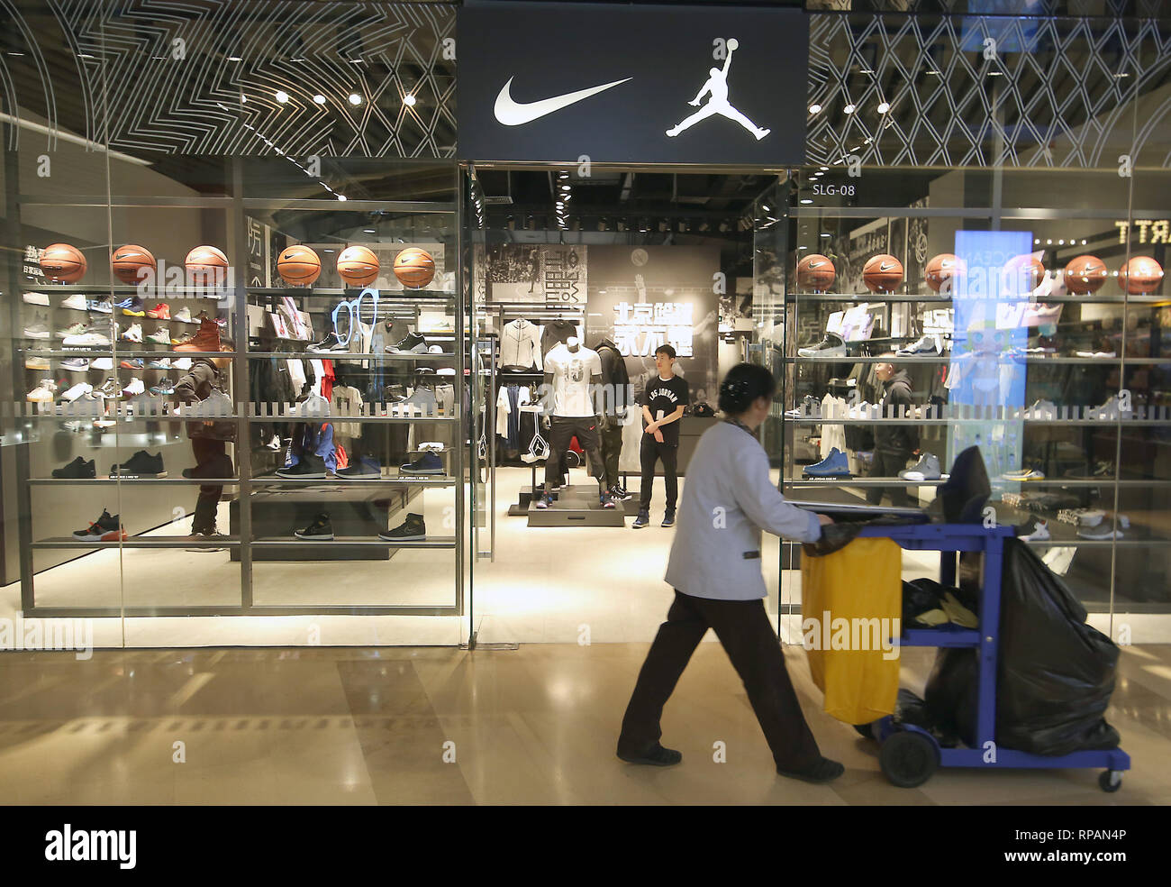 Beijing, China. 3 abr, 2018. Estadounidense de Nike Air Jordan  recientemente abrió una tienda outlet en Beijing el 3 de abril de 2018.  China dice que TI responda a cualquier nuevo comercio
