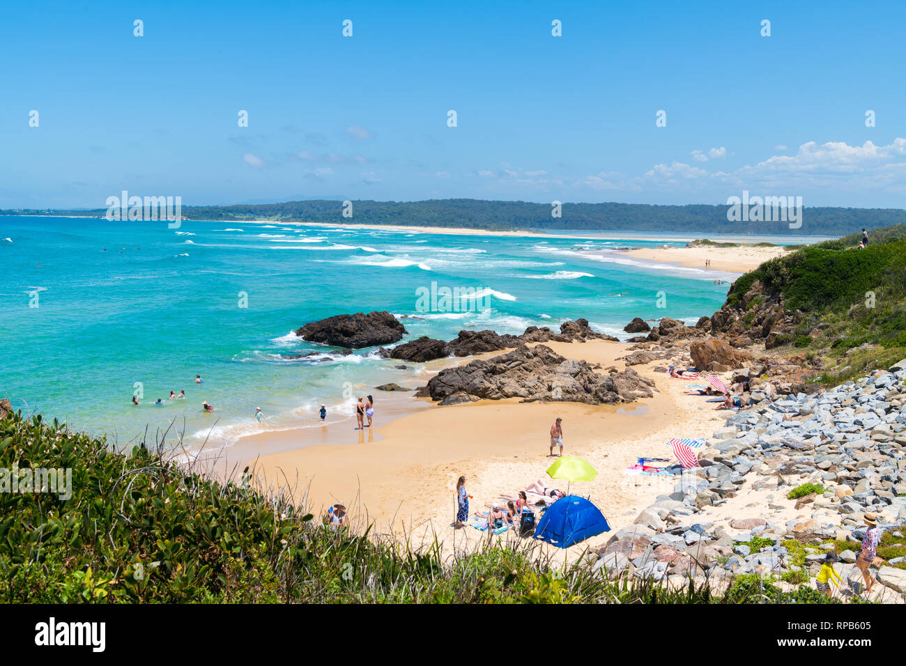 Un árbol Point Beach, NSW, Australia-Dec 26, 2018: la gente disfrutando del clima soleado en un árbol, Eurobodalla Point Beach, un maravilloso paseo escapar Foto de stock