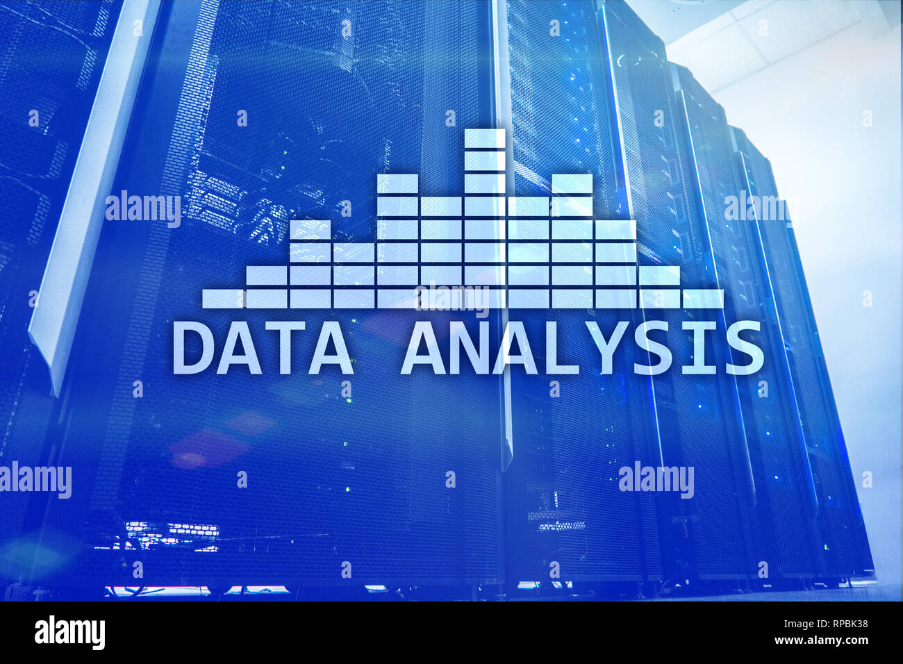 Análisis de grandes volúmenes de datos en un texto sobre el fondo de la sala de servidores. Concepto de Internet y la tecnología moderna. Foto de stock