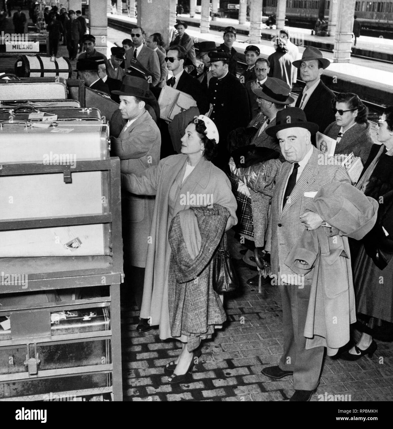 Los pasajeros en la estación, Italia 1953 Foto de stock