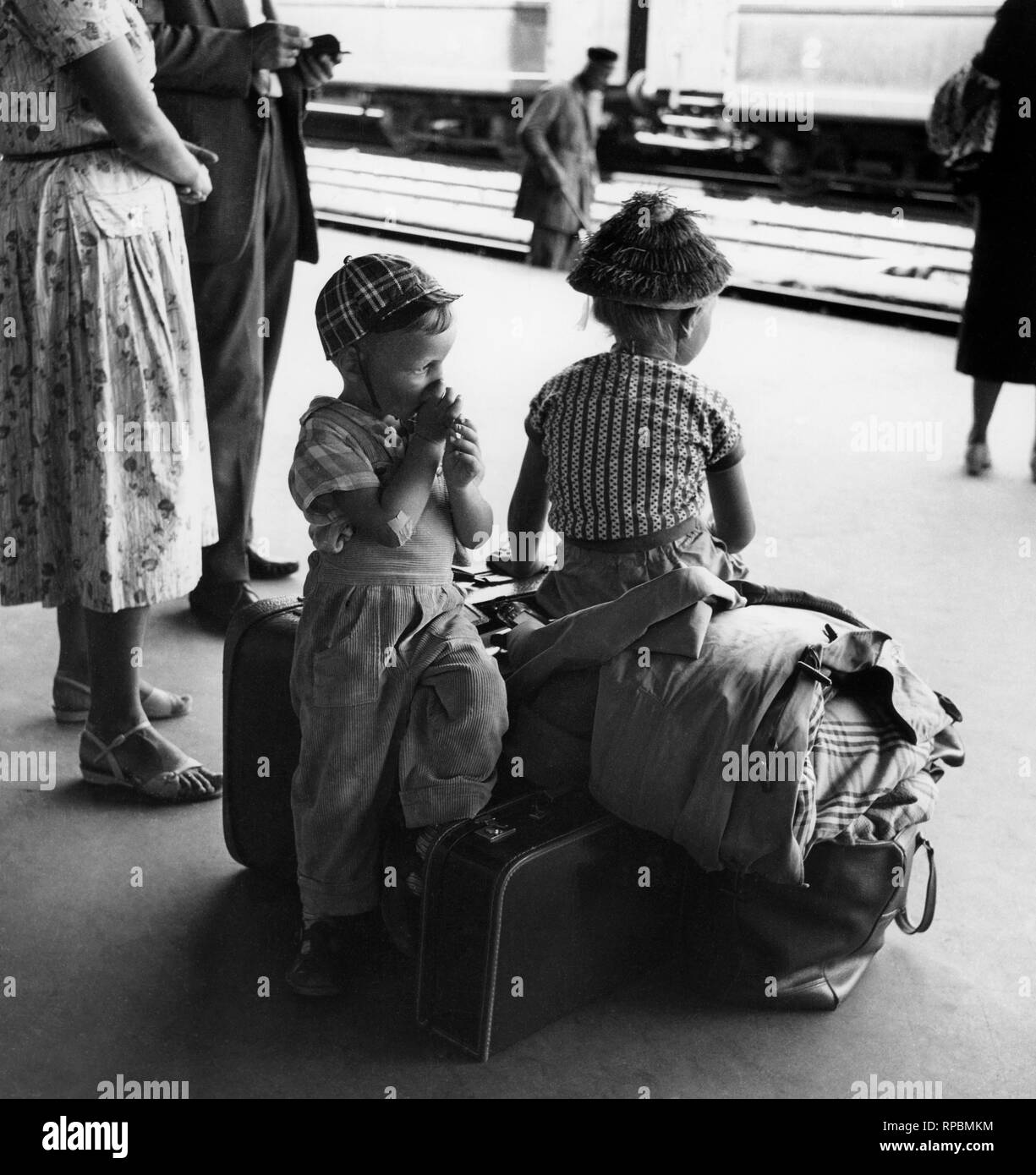Los niños en la estación, 1950 Foto de stock