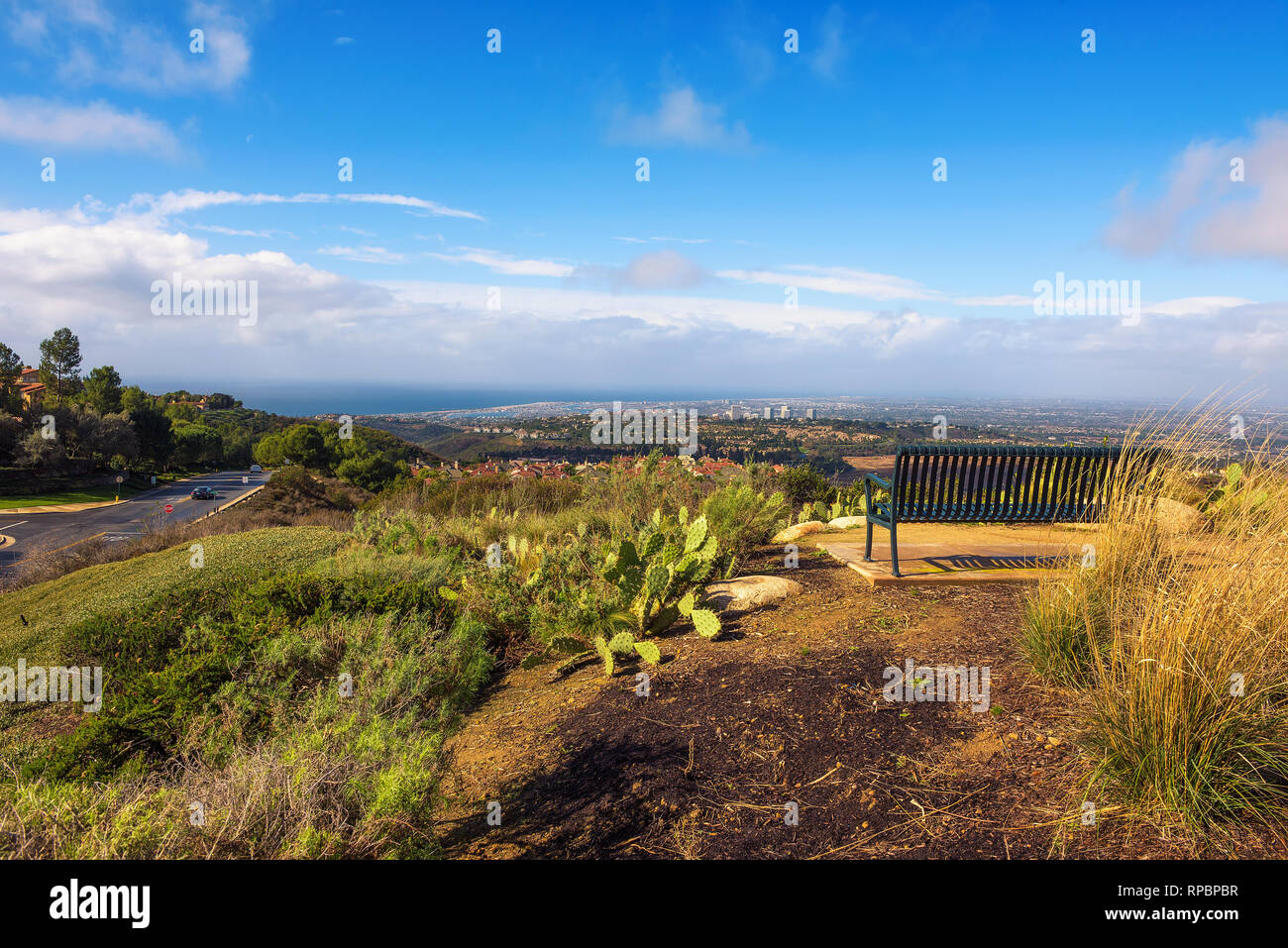 Huntington y Newport Beach visto desde la Vista Ridge Park en California Foto de stock
