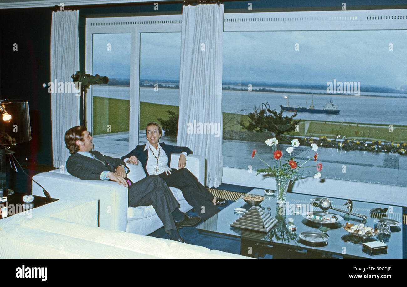 Albert Darboven mit Ehefrau Edda, Geb. Prinzessin von Anhalt en Hamburgo, Alemania 1975. Albert Darboven con su esposa Edda, nee Princesa von Anhalt, con sede en Hamburgo, Alemania 1975. Foto de stock