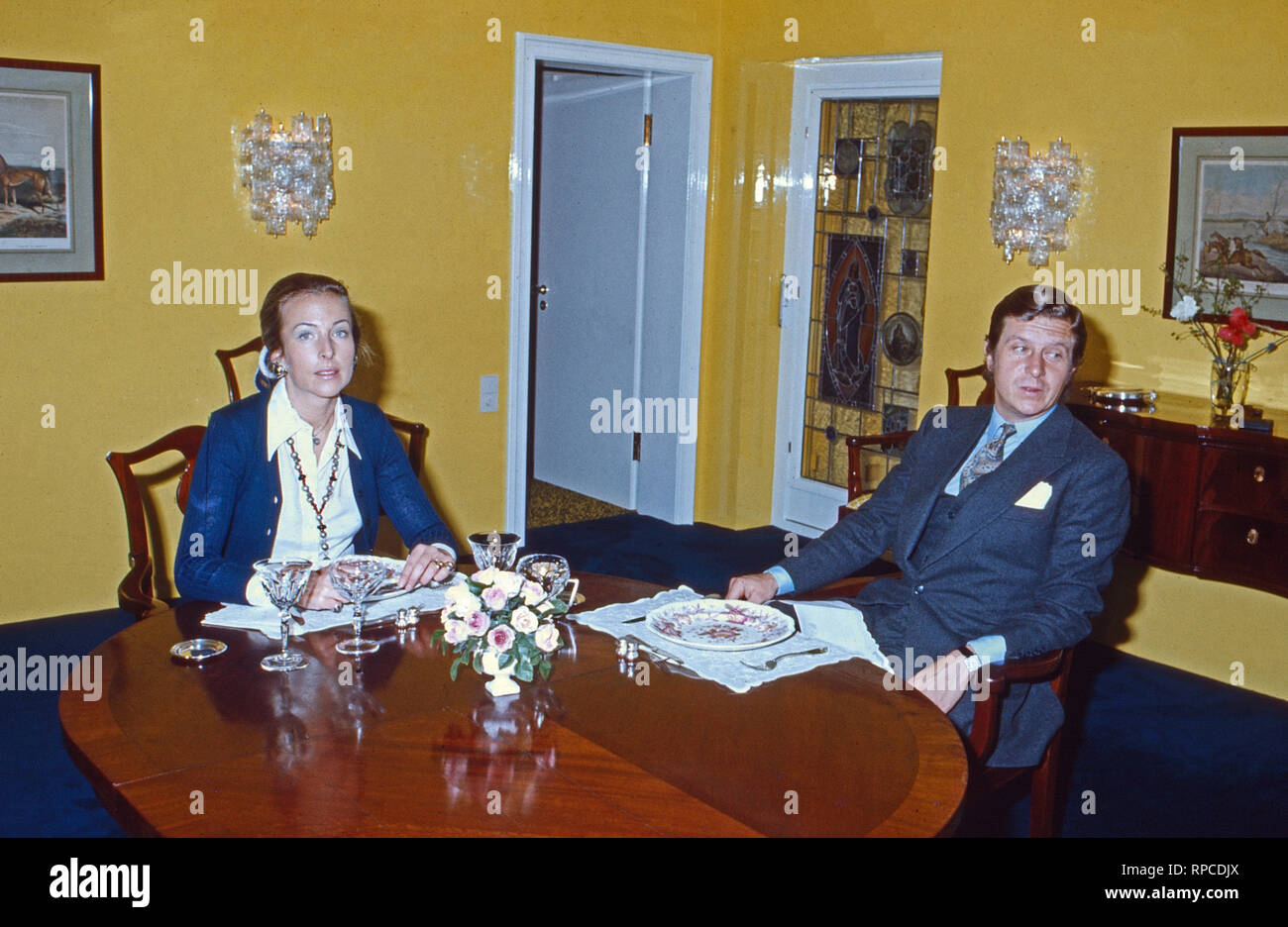 Albert Darboven mit Ehefrau Edda, Geb. Prinzessin von Anhalt en Hamburgo, Alemania 1975. Albert Darboven con su esposa Edda, nee Princesa von Anhalt, con sede en Hamburgo, Alemania 1975. Foto de stock