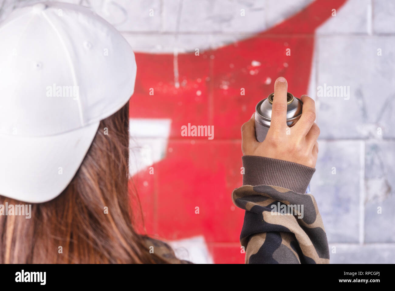 Adolescente Haciendo Pintadas Con Pintura En Aerosol En La Pared