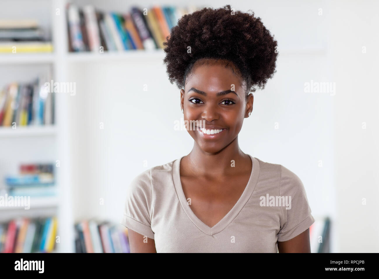 Retrato de una mujer afroamericana en interiores en casa Foto de stock