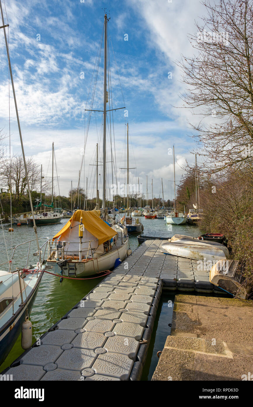 Barcos de vela amarrados en el Lydney canal donde se encuentra el río Severn. Foto de stock