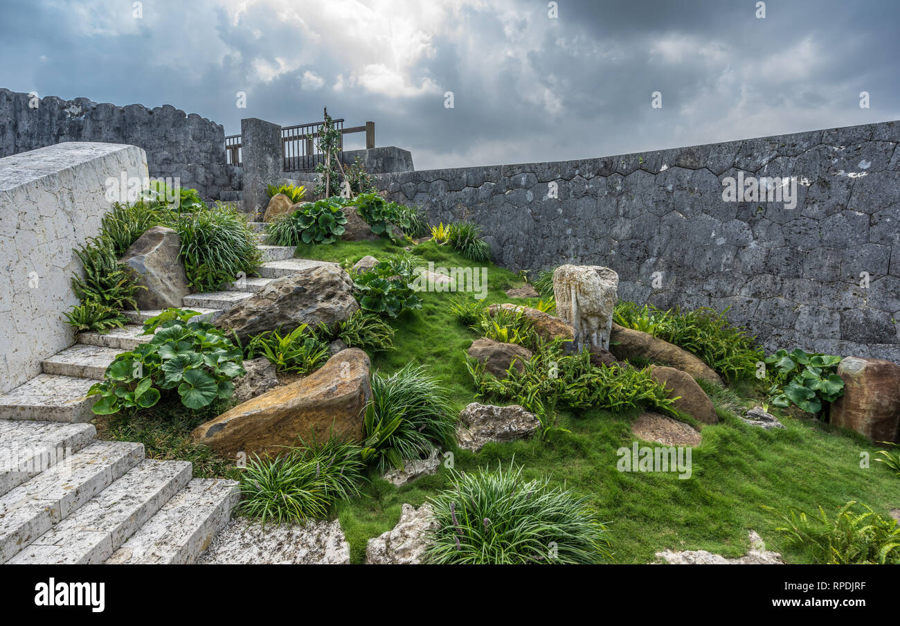 Naha, Okinawa, Castillo de Shuri (首里城). Los jardines de la casa Okushoin Foto de stock