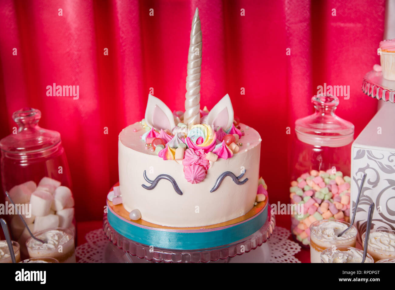 Mesa dulce y grandes unicorn torta para Baby Girl primer cumpleaños. Candy  bar con una gran variedad de dulces y pasteles Fotografía de stock - Alamy