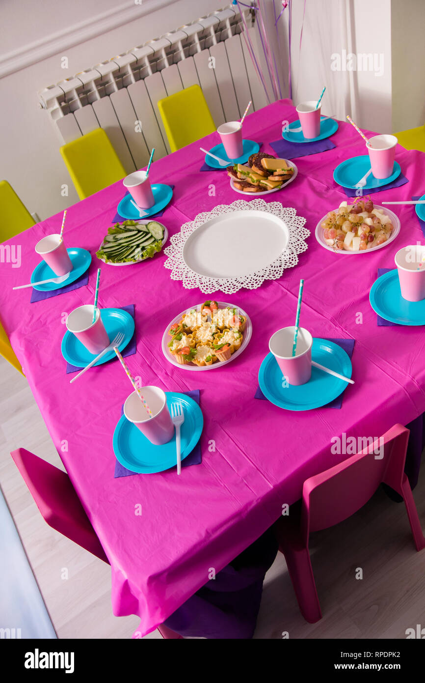 Primera niña fiesta de cumpleaños concepto. Mesa para niños y artículos de  decoración en color rosa brillante de colores Fotografía de stock - Alamy