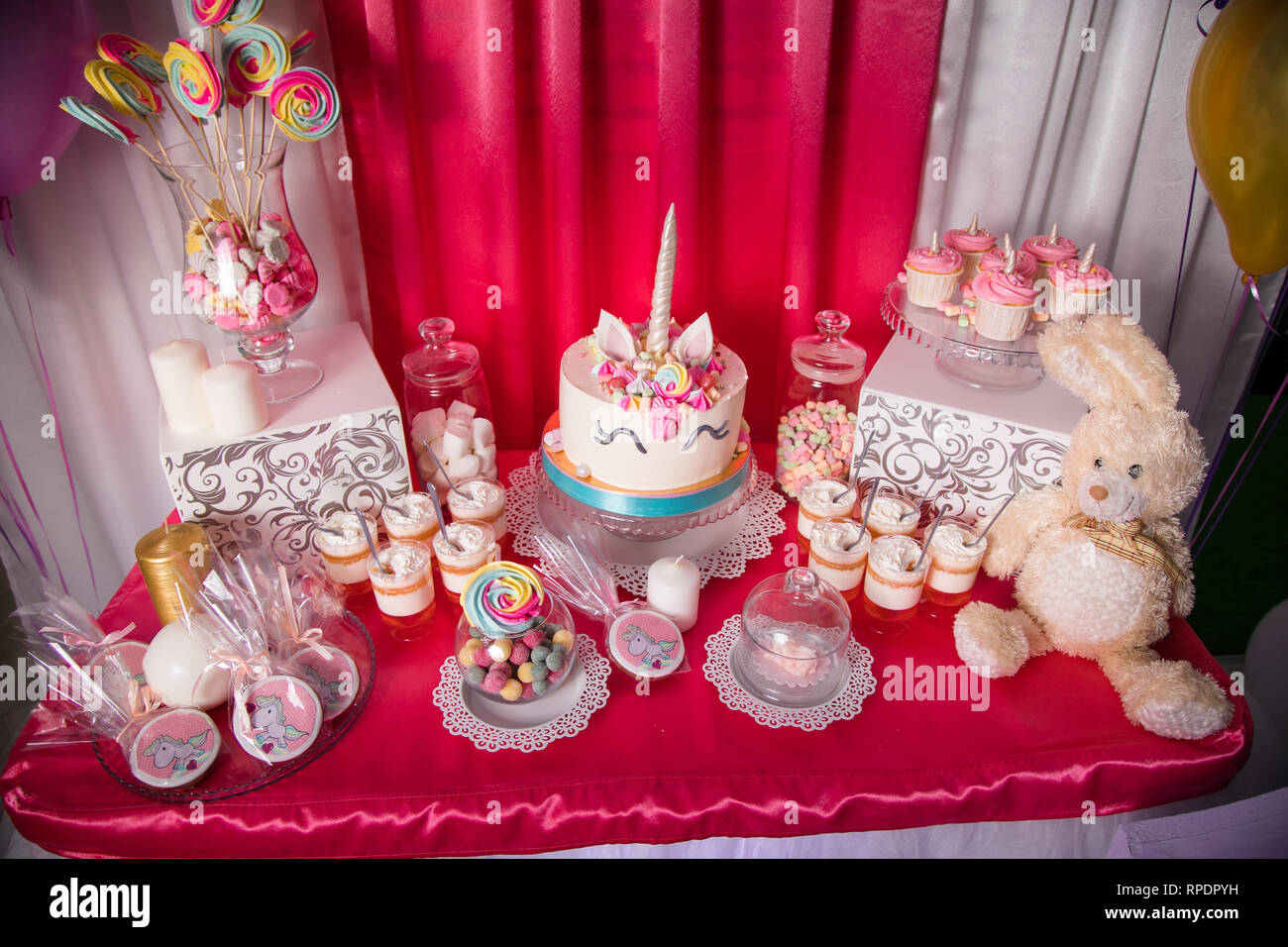 Barras de caramelo para el primer cumpleaños de Little Baby Girl. Mesa  dulce y gran pastel de unicornio Fotografía de stock - Alamy