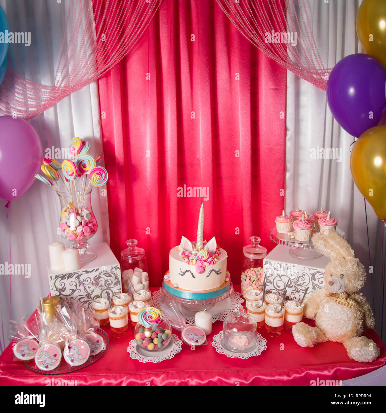 obispo táctica Absay Mesa dulce y grandes unicorn torta para Baby Girl primer cumpleaños. Candy  bar con una gran variedad de dulces y pasteles Fotografía de stock - Alamy