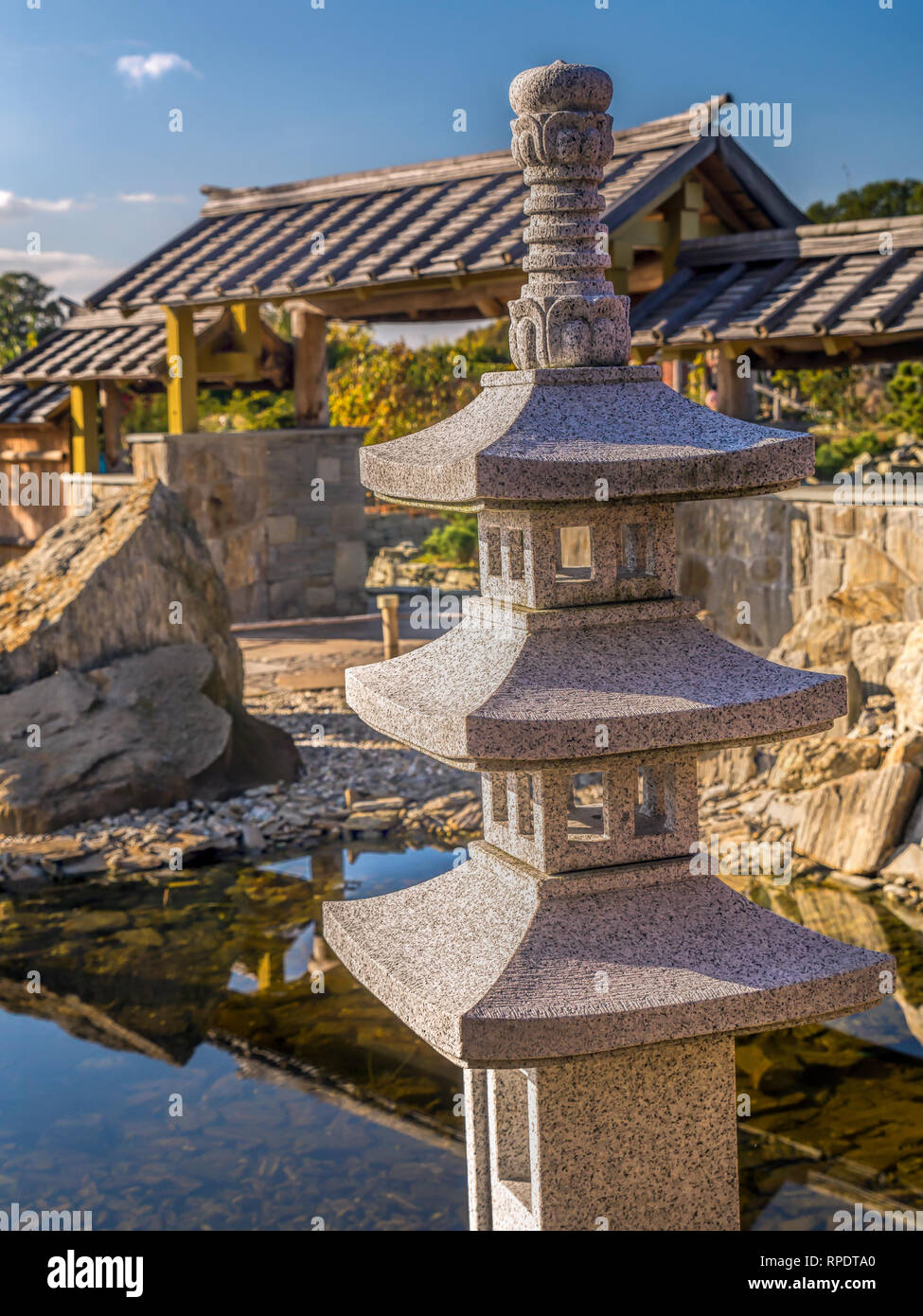 Típico jardín japonés con pequeño santuario Foto de stock