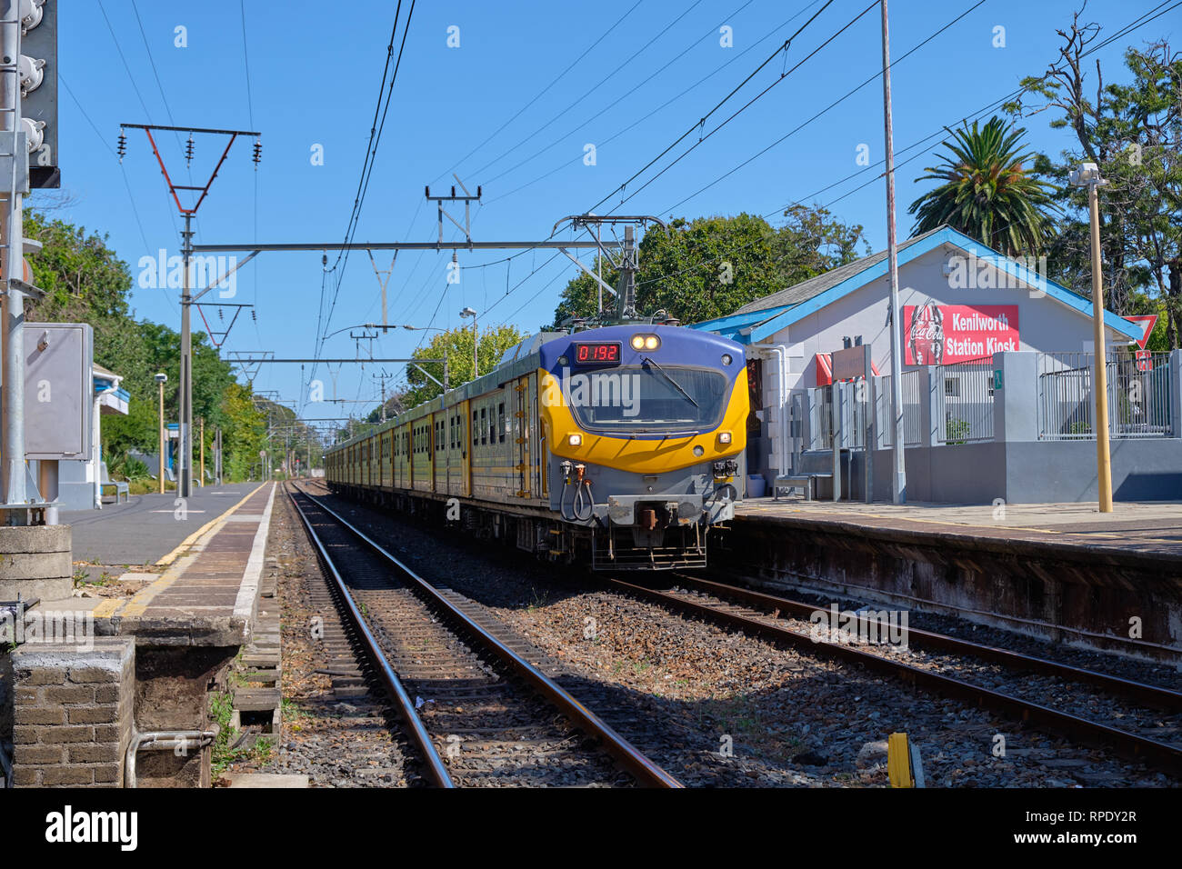 Metrorail tren llega a la estación de Kenilworth, en los suburbios del sur de Ciudad del Cabo, Sudáfrica. Foto de stock