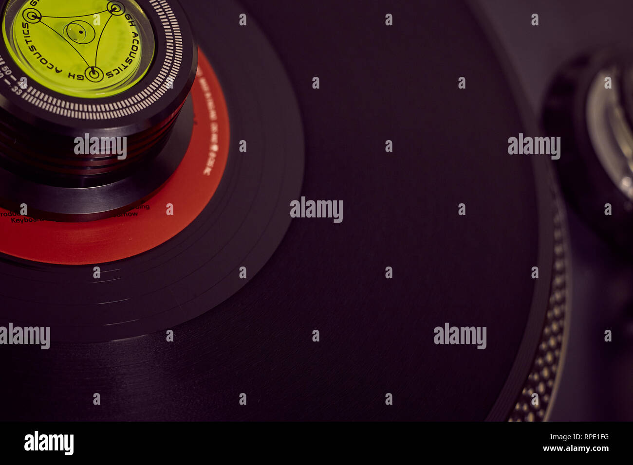 Fondo horizontal de un plato un disco de vinilo con un registro de peso  Fotografía de stock - Alamy